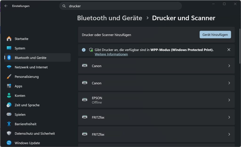 Windows 11 Einstellungen mit der Liste der installierten Drucker und Scanner unter Bluetooth und Geräte
